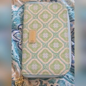 NWT!! LILLY PULITZER TRAVEL WALLET IN BAMBOO LOGO TRELLIS